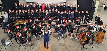 Orchester des ASG mit Nikolausmützen