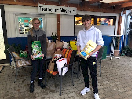 Zwei Schüler mit Spendentüten für das Tierheim Sinsheim